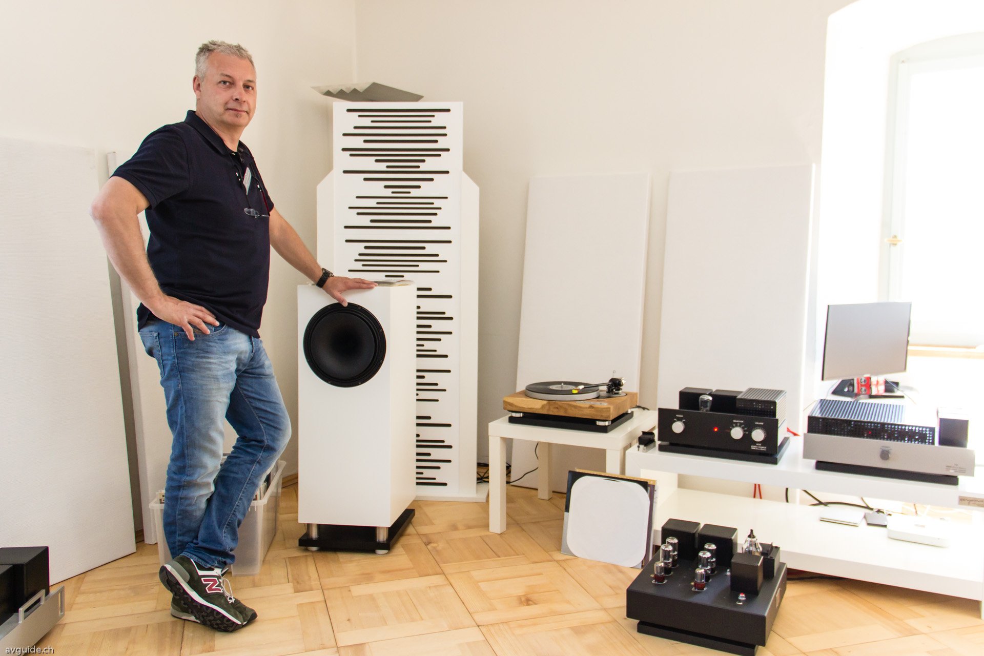 Günter Tobian präsentiert seine handwerklich perfekt gefertigte Linie aus Plattenspieler, Röhrenverstärkern und Vollbereichslautsprecher.