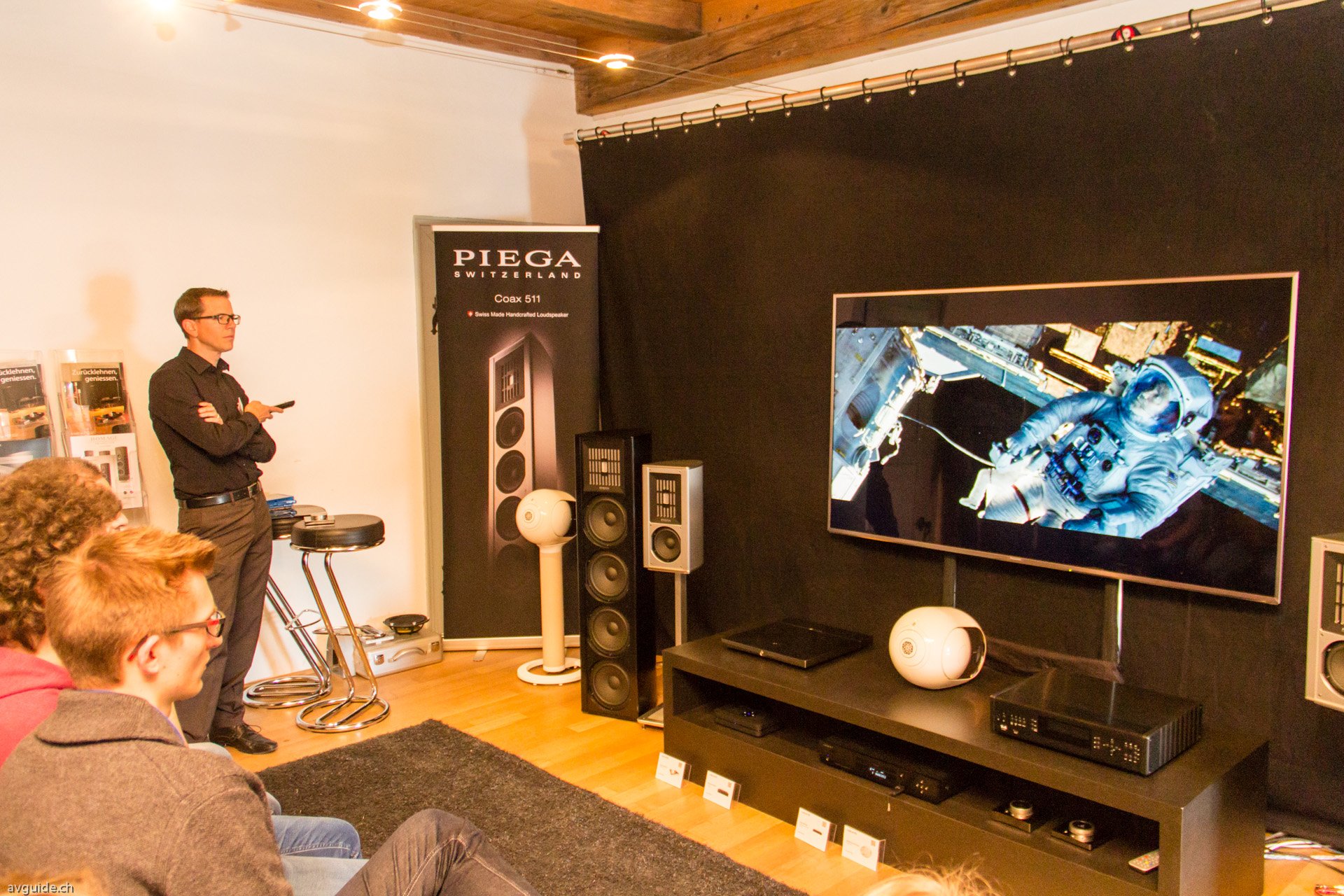 Thomas Flammer von voice70 zeigt mit einem Heimkino-Setup aus Devialet-Phantom-Lautsprechern und einem 75-Zoll-Panasonic-Fernseher, was für ein faszinierendes Erlebnis aus grossem Bild und hochwertigem Audio entsteht.