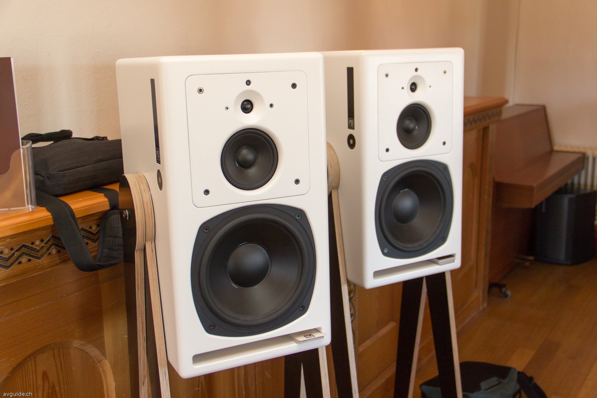 Ein Geheimtipp für jede Loft: Die Lautsprecher von PSI-Audio mit rein analogen elektronischen Filtern und integriertem Verstärker. Dazu erstaunlich preiswert. Made in Yverdon-les-Bains.