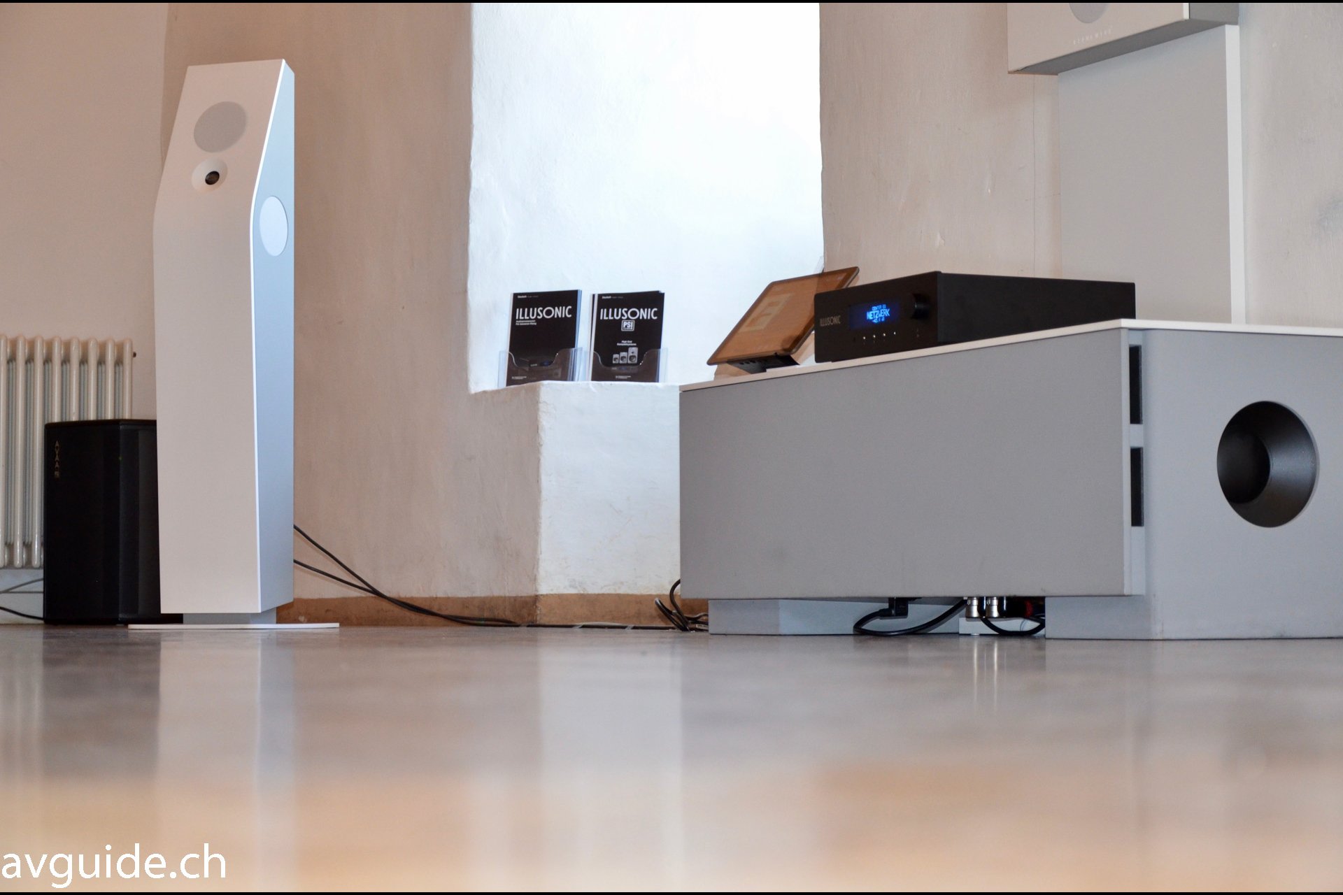 Die Aktivlautsprecher Ella vom Klangwerk sind eine Ode an guten Klang gepaart mit Designkunst. Der neue Subwoofer rechts unten ist noch ein Prototyp. (Bild Klangschloss)