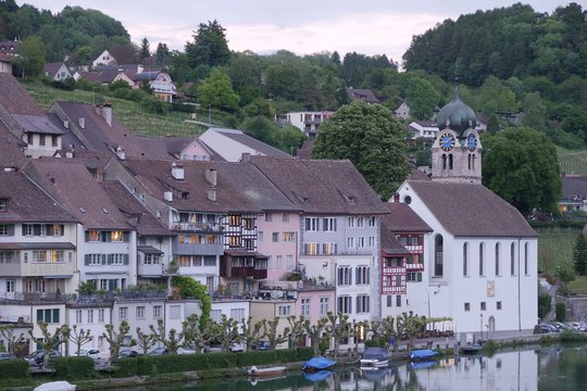 Panasonic GH5 Beispielfoto: Vor dem Einnachten, natürlich warme Lichtstimmung aus den beleuchteten Fenstern, f/5,6, 1/6, ISO 500.