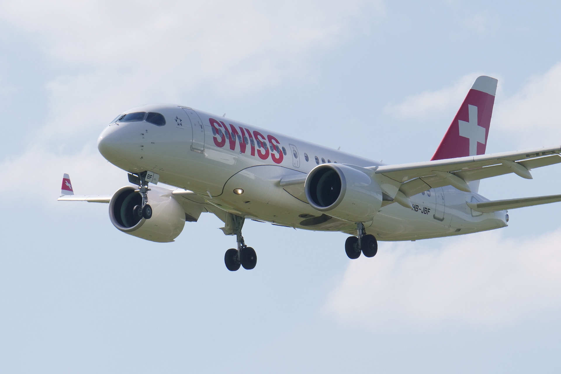 Panasonic GH5 Beispielfoto: An der Unterkante des Flugzeugs sind leichte Farbsäume erkennbar (chromatische Aberrationen): f/10, 1/800, ISO 400.