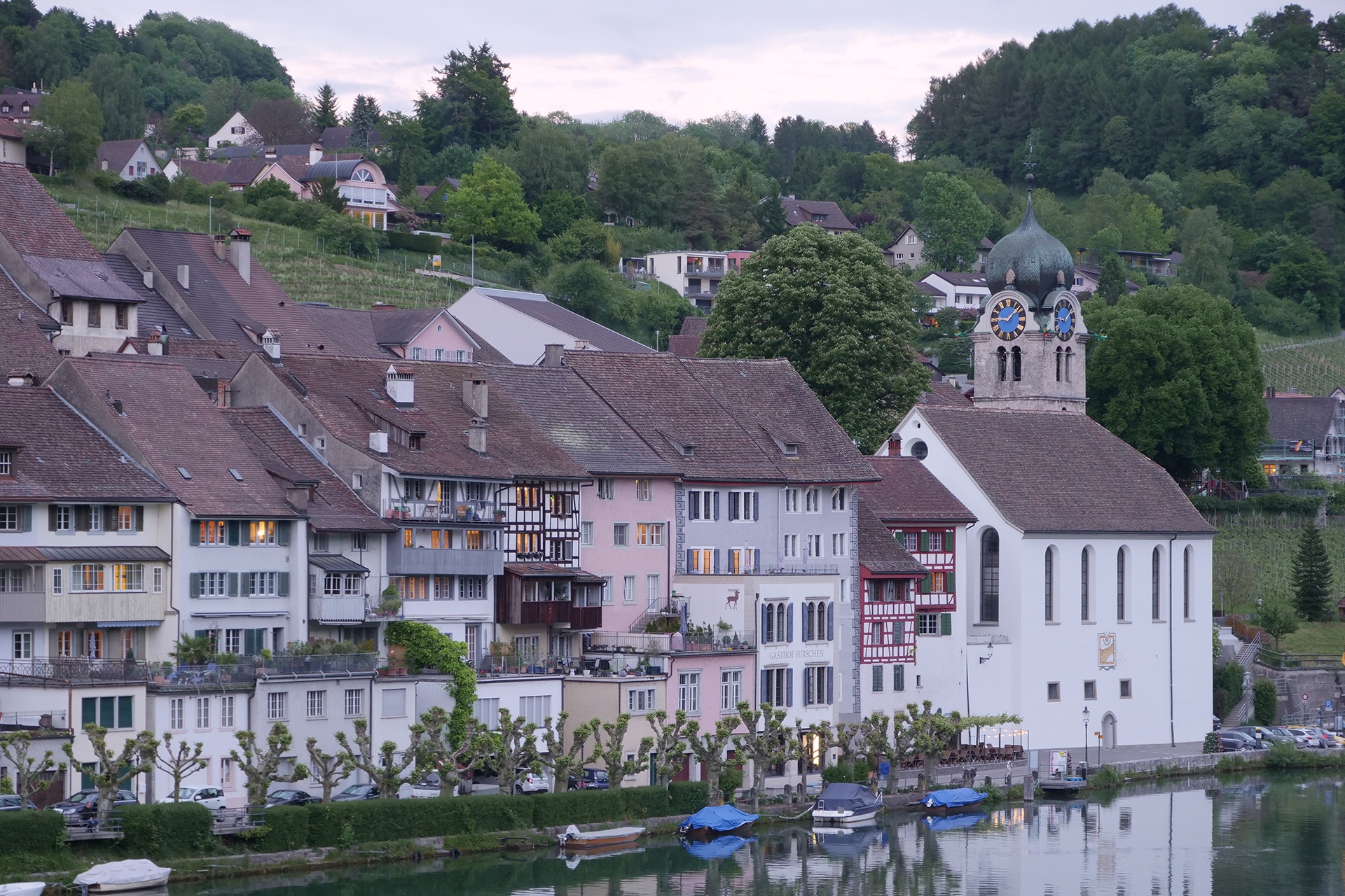 Panasonic GH5 Beispielfoto: Vor dem Einnachten, natürlich warme Lichtstimmung aus den beleuchteten Fenstern, f/5,6, 1/6, ISO 500.