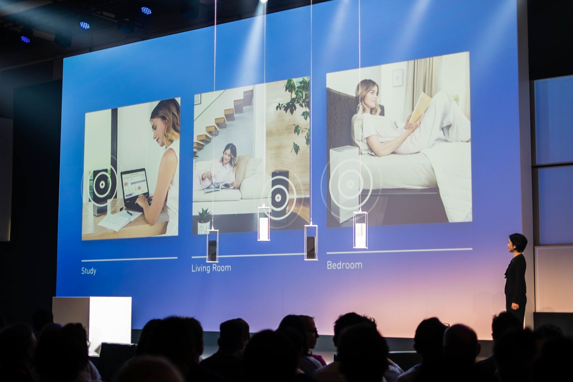 Das waren keine Leuchten, die von der Decke herabschwebten. Es ist der neue SC-GA10-Lautprecher von Panasonic. Der sprachgesteuerte Lautsprecher unterstützt alle grossen Musikstreaming-Apps inklusive Spotify, Google Play Music, TuneIn Radio und Deezer. Für einen raumfüllenden Klang mit kraftvollem Bass baut der intelligente Lautsprecher auf hochwertige Audio-Technologien von Panasonic.