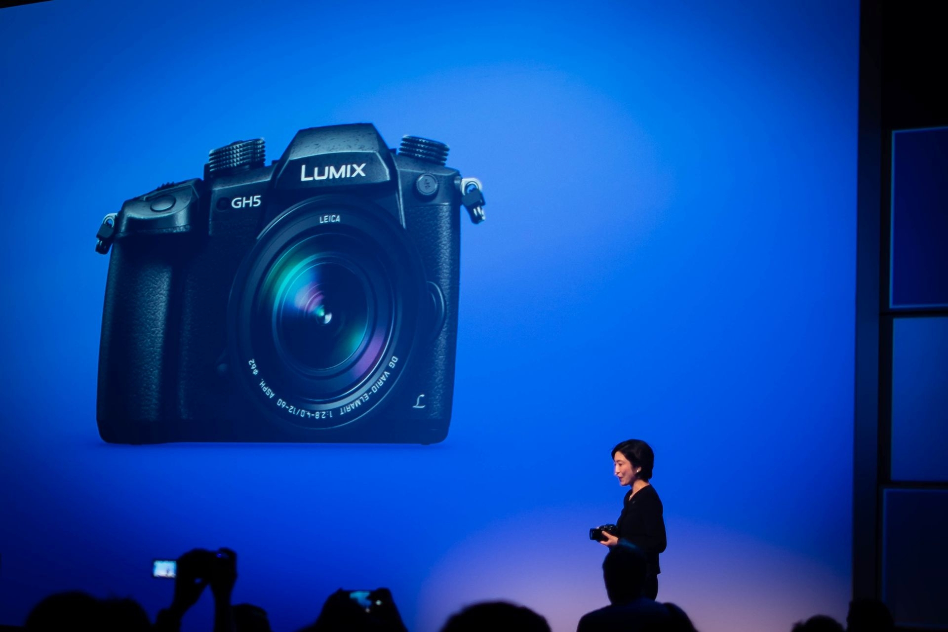 Mit der Lumix GH5 steht dem Foto/Video-Begeisterten ein Topgerät von Panasonic zur Verfügung. Die weltweit erste 4K/60P-Videofunktion und 6K-Foto überwinden konventionelle Grenzen.