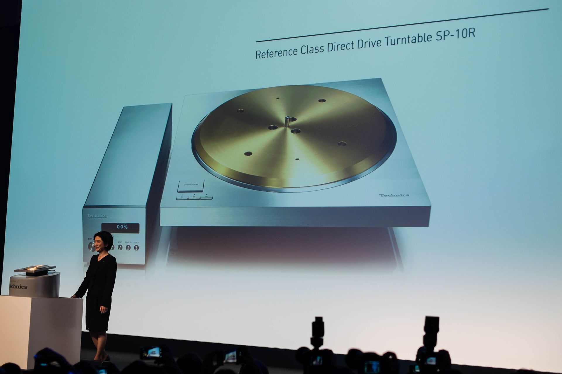 Mit dem SP-10R kommt bald der neue Referenz-Plattenspieler von Technics auf den Markt. Der Präzisions-Direktantrieb mit externer Steuerung und Aufnahme für Tonarme vieler Hersteller dürfte jene Vinylhörer sehr interessieren, die es ganz ernst meinen.