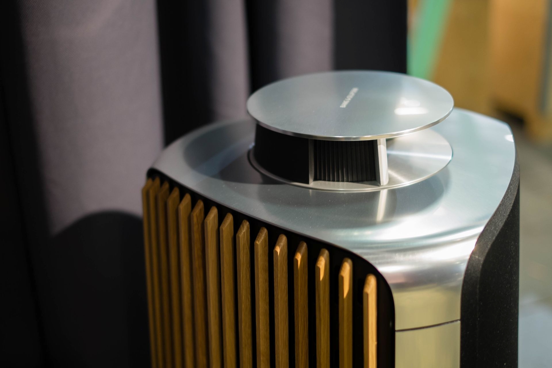 Bang & Olufsen stellt das Beolab-50-Soundsystem vor – mit 2100 Watt Gesamtleistung und aktiver Raumkompensation. Der Hochton-Treiber kommt erst beim Einschalten aus der Versenkung. Das Design ist hervorragend.