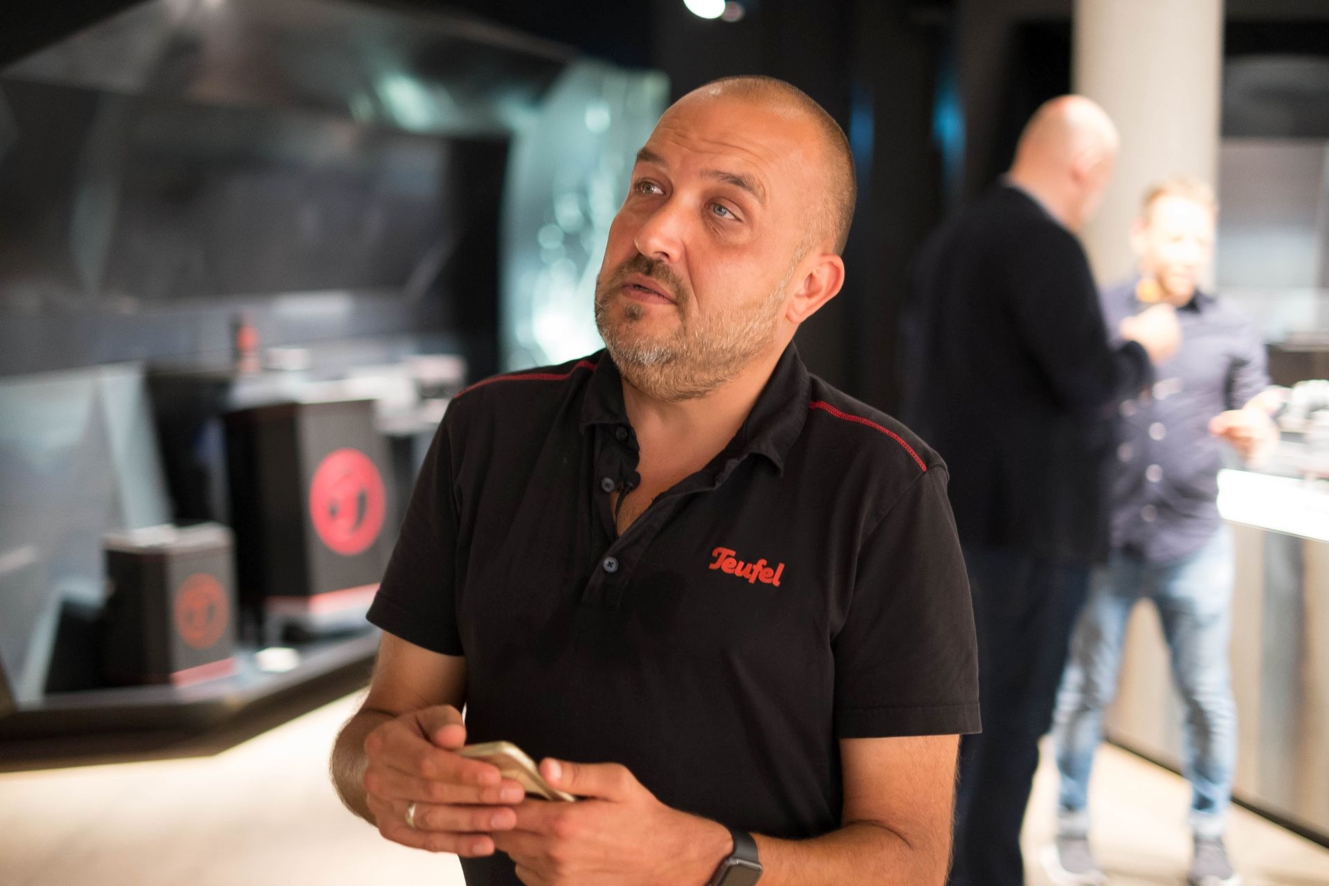 Florian Weidhase von Teufel gibt sich alle Mühe, die vielen neuen Produkte zu erklären und dabei den Überblick nicht zu verlieren.