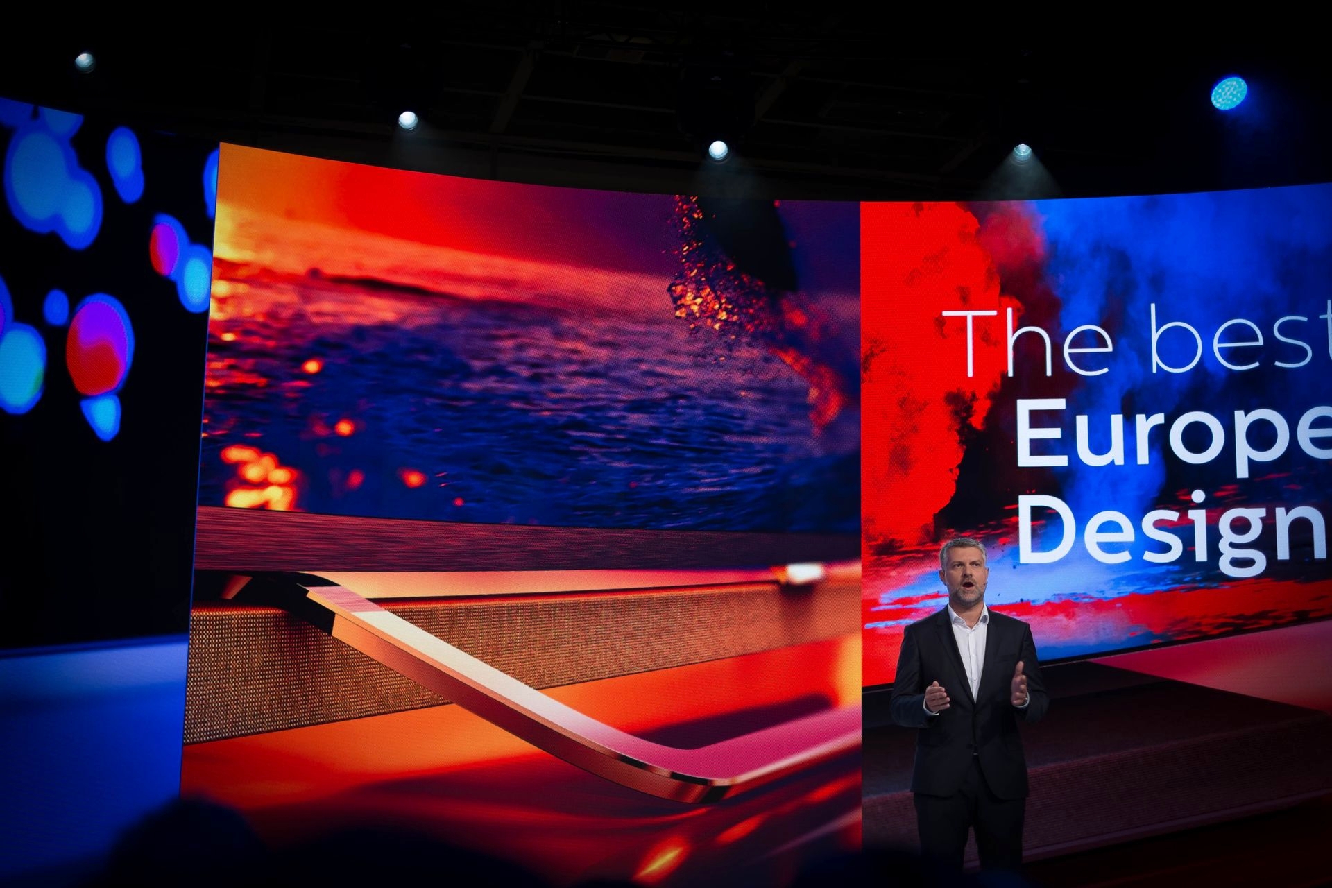 Philips differenziert sich bei den TV-Geräten mit dem Claim «Looks better». Die OLEDs sind fantastsich mit eindrücklichem Ambilight und dem neuen P5-Bildprozessor.
