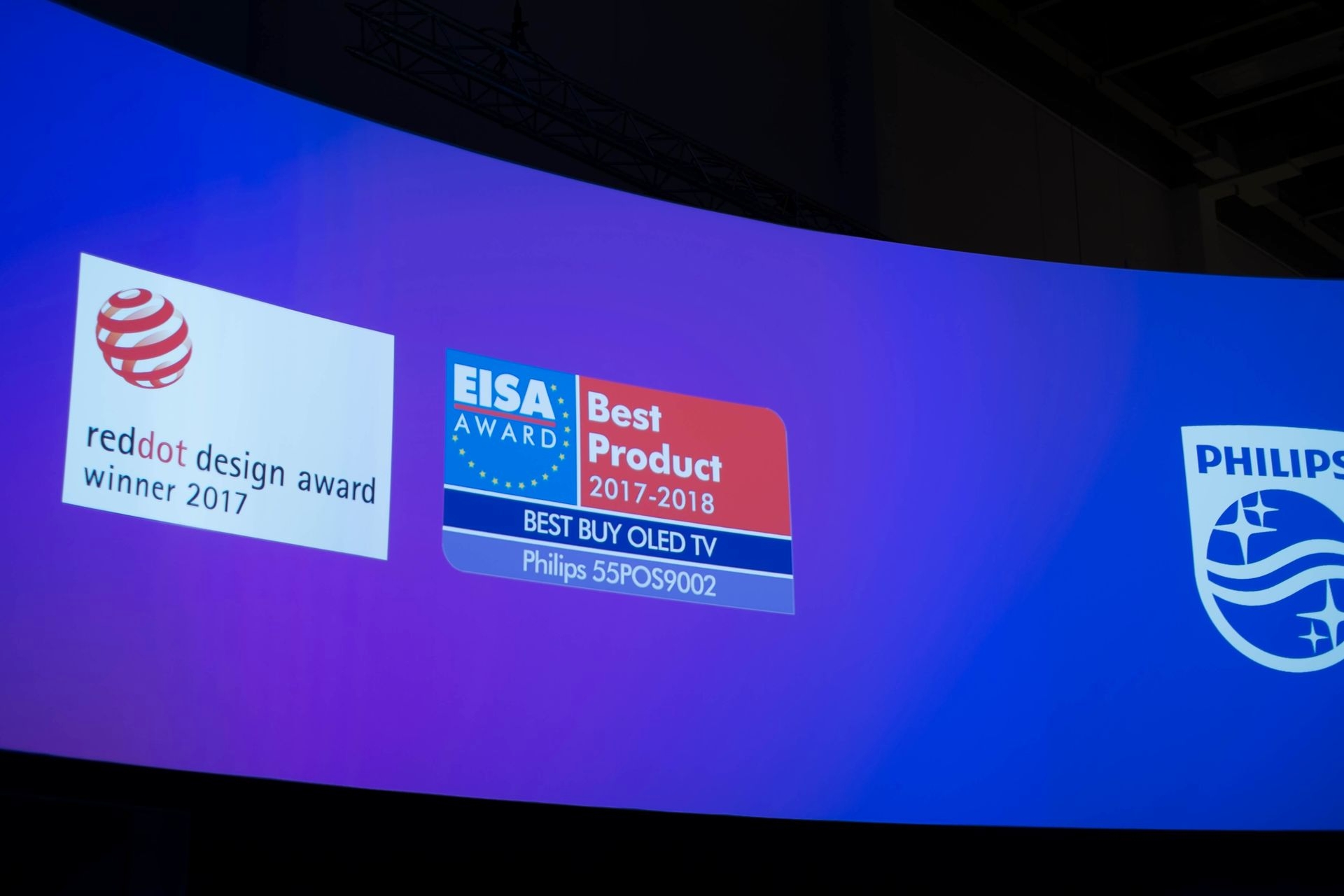 Damit gewann Philps nicht nur einen EISA-Award, sondern auch noch den reddot Design Award!