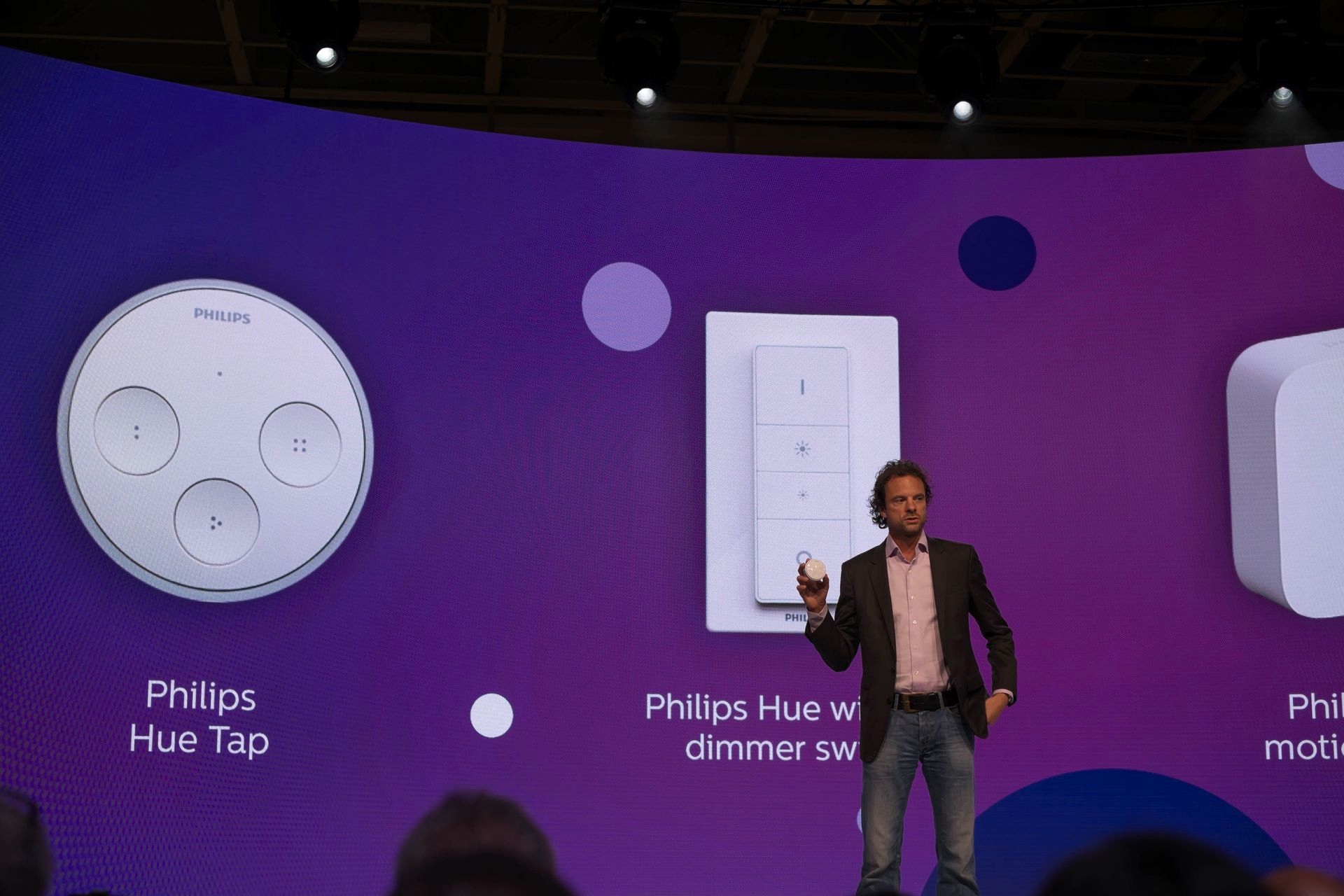 Philips stellt mit Hue ein komplettes Wireless-Lichtsystem vor. Die Möglichkeiten im Smart Home sind damit nahezu unbegrenzt.