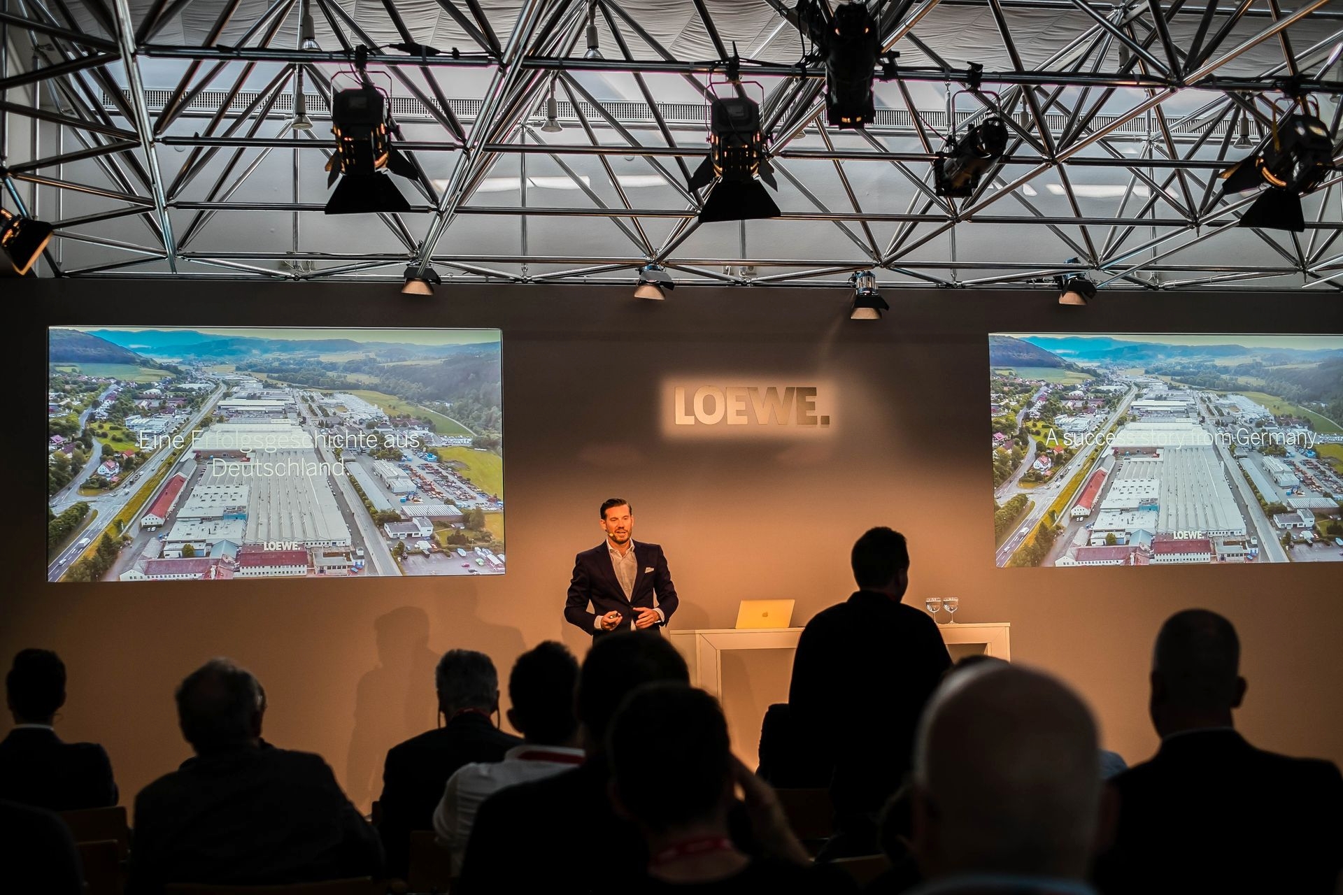 Loewe montiert ihre grossartigen High-End-TV-Geräte in Deutschland und hat in drei Jahren 149 neue Jobs geschaffen. Im spezialisierten Fachhandel ist Loewe heute die Nummer 2.