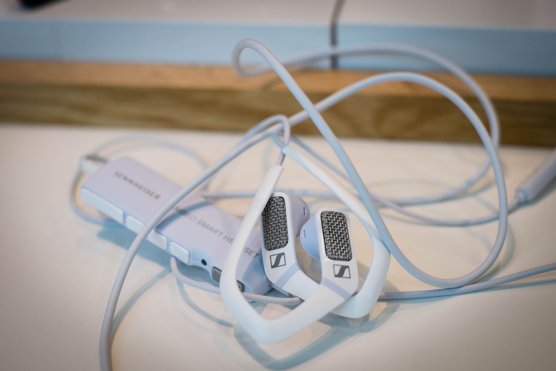 Das komplette Ambeo Smart Headset. Die Aufnahmen klingen über Kopfhörer so realistisch, dass man nicht genug davon kriegen kann.
