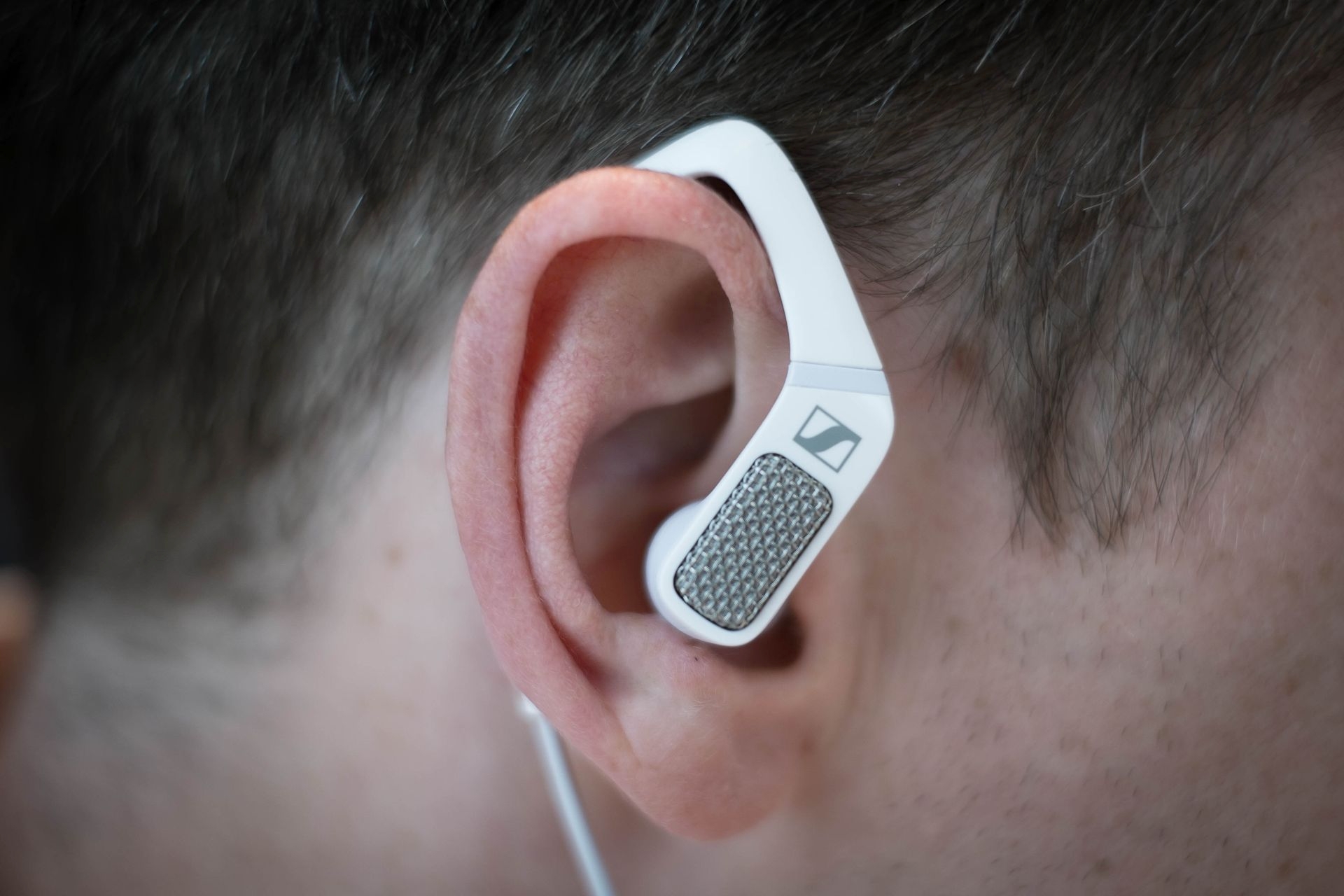 Die grosse Neuheit bei Sennheiser: Mit dem brandneuen Ambeo Smart Headset kann man binaurale 3D-Aufnahmen in sehr hoher Qualität machen – am besten gleich mit Video.