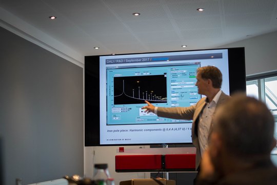 R&D-Chef Chris Christansen erläutert die Vorteile von Soft Magnet Compound: Geringere Hysterese-Verluste, geringere Verzerrungen und verbessertes Lastverhalten für die Verstärker.