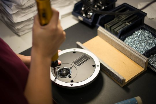 Endmontage eines Hochtonmoduls mit Kalotten- und Bändchen-Hochtöner.