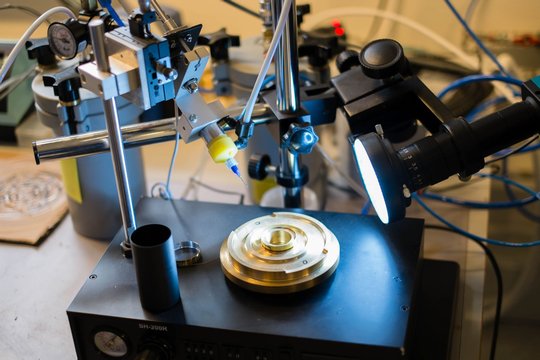 Eine Mikroskop-Kamera hilft bei der exakten Positionierung der Klebestellen in der Prototypen-Fertigung der geplanten Hochtöner aus Eigenfabrikation.