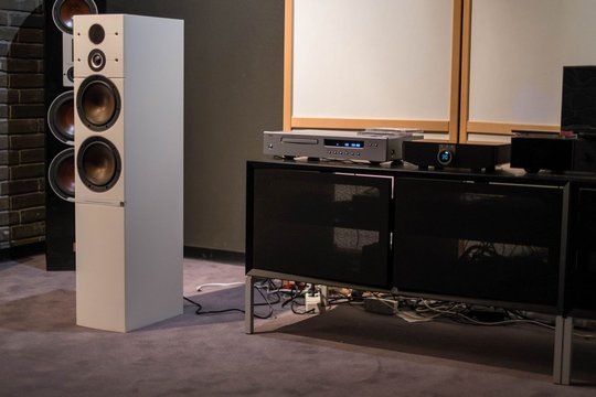 Der Sound Hub basiert auf der Technologie von Bluesound. Die digitale Lautstärkenregelung erfolgt aber erst nach der DA-Wandlung im Lautsprecher.