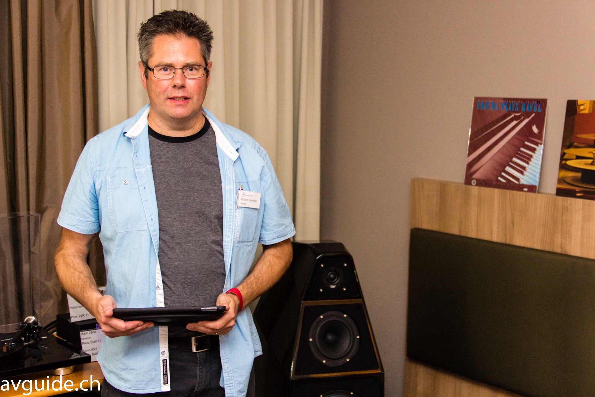 Einige Schweizer High-End-Audio-Fachhändler nutzten die Gelegenheit, ihre Kompetenz und ihre Produkte zu demonstrieren. Im Bild Roland Spalinger neben der neuen Wilson Audio Yvette.