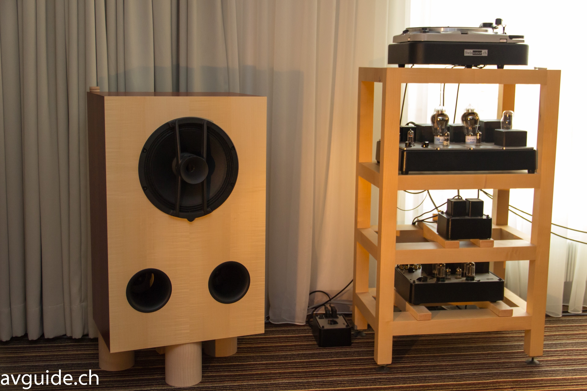 Breitbänder, Vinyl und Röhren bei Swissonor. Wunderschöner Klang, aber nicht unverfärbt.