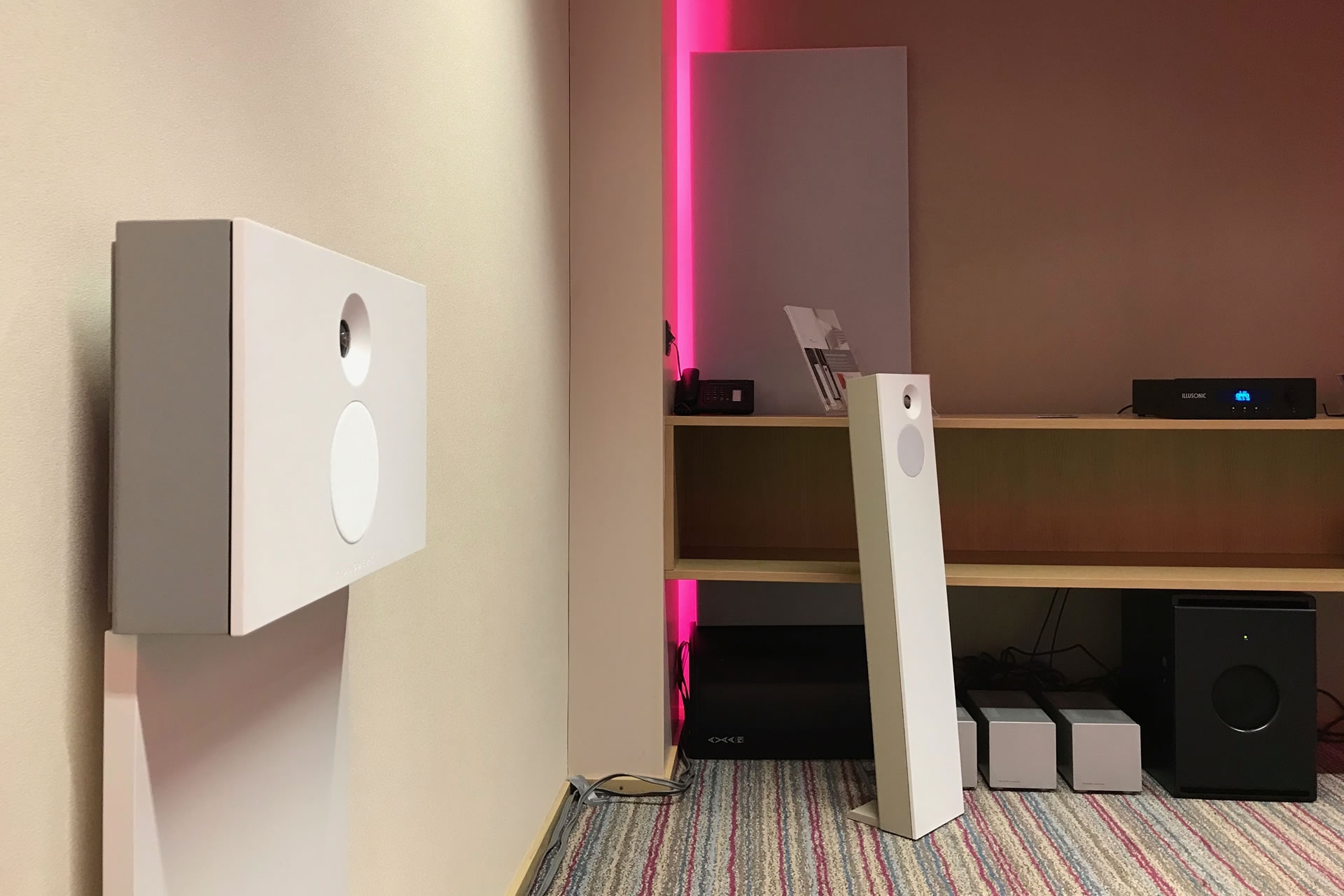 Bietet Stereo wirklich die optimale Musikabbildung? Nicht unbedingt, die llusonic-Prozessoren und Klangwerk-Lautsprecher zeichnen mit dem zusätzlichen Center im A/B-Vergleich eine deutlich stimmigere Klangbühne.