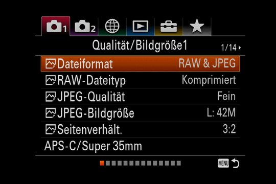 Sony Alpha 7R III Menüsystem. Kameramenü 1, Seite 1 von 14. Farbige Reiter, aber darunter in jedem Menü überall orange Menüeinträge.