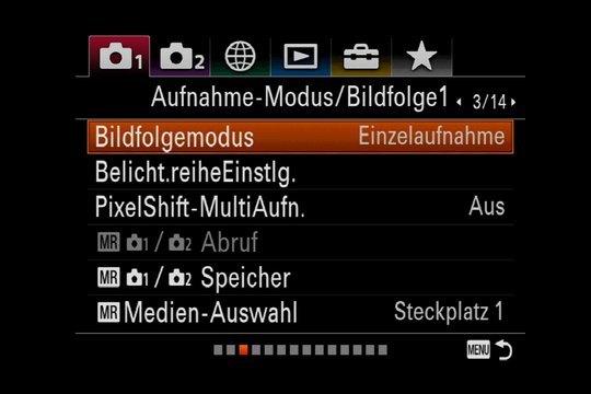 Sony Alpha 7R III Menüsystem. Neben den Benutzertasten stehen drei Benutzerspeicher auf dem Programmwählrad zur Verfügung. Weitere vier lassen sich auf eine Speicherkarte legen.