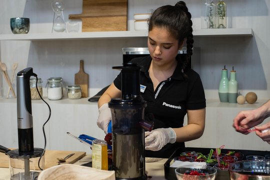 Tiefgekühlte Früchte oben reinstopfen und unten kommt ein köstliches Sorbet heraus.