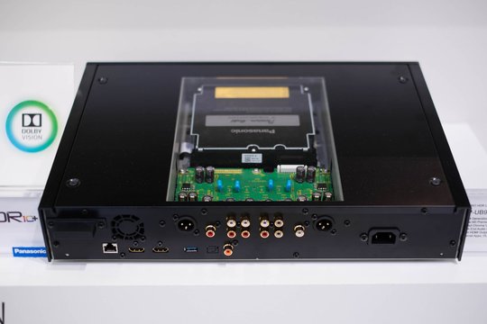 Ein audiophiler und «videophiler» Leckerbissen ist der High-End-4K-Ultra-HD-Blu-ray-Player DP-UB9004. Top-Gehäuse, Super-Laufwerk und sogar symmetrische XLR-Ausgänge für den Ton. Darum bilden wir ihn von hinten ab. Die Glasabdeckung ist nur für Demozwecke.