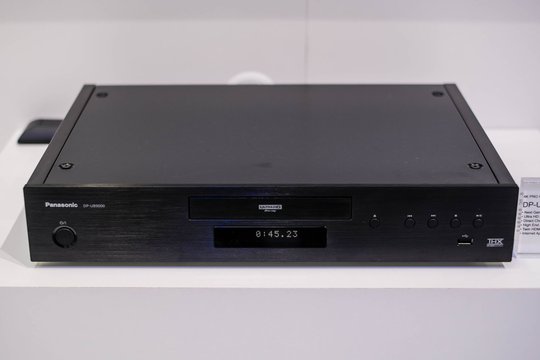 Und so wendet sich der High-End-4K-Ultra-HD-Blu-Ray-Player DP-UB9004 dem Betrachter/Hörer zu.