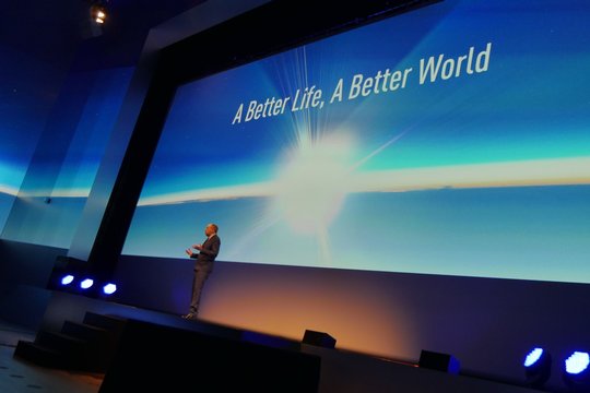 A Better Life, A Better World ist nicht nur ein ergreifender Slogan. Der Gründer war vor 100 Jahren davon überzeugt, dass man mit Produkten, die den Menschen das Leben einfacher machen, Wichtiges zu einer besseren Welt beitragen kann.