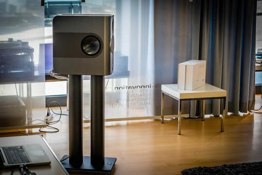 KiiThree – System: Begeistert Studioprofis und Audiophile, die Kii-Three-Digital-Aktiv-Lautsprecher mit digitalem «Vorverstärker» Kii Control: maximale Aufstellungsflexibilität, hohe Musikalität, stupender Realismus. www.kiiaudio.com