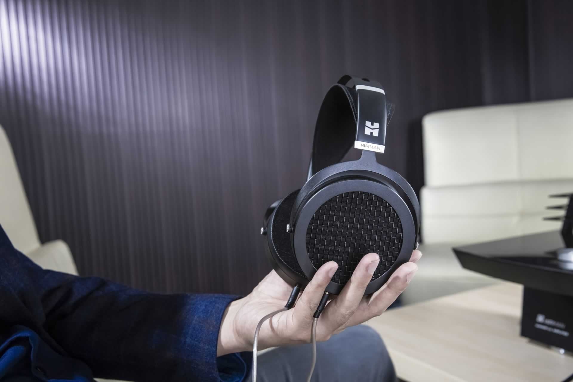 HiFi-Man Sundara: Der neue magnetostatische Edel-Hörer für zu Hause oder unterwegs klingt mitreissend musikalisch und ist verblüffend günstig. HiFi-Man demonstriert seine Kompetenz auf der ganzen Linie von bodenständig bis sehr exklusiv. www.portacomp.ch