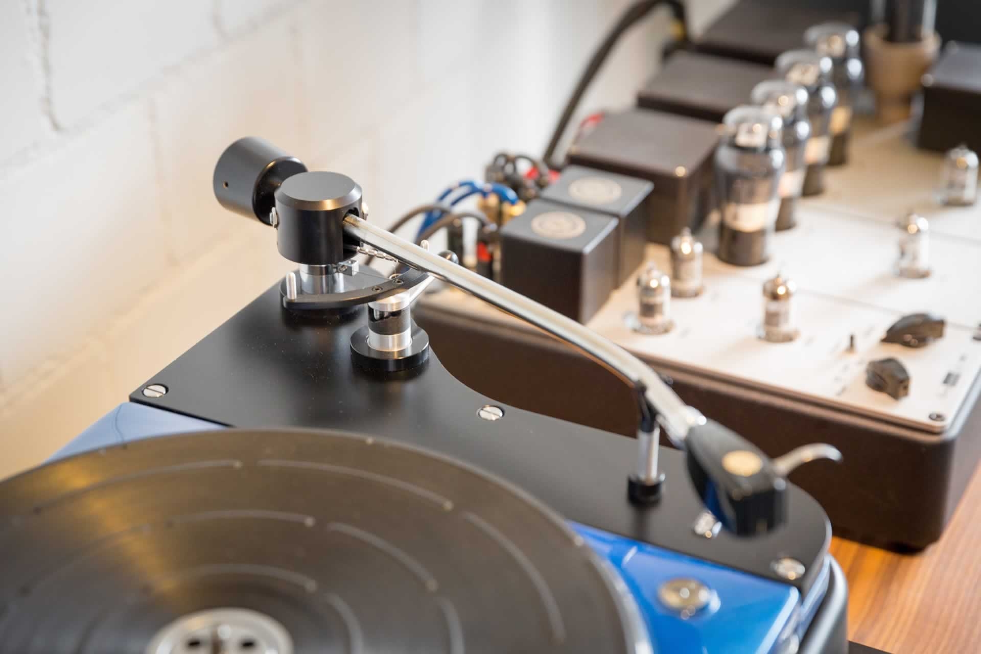 Schopper schürft Gold: Thorens TD 124 mit Schopper-Tonarm und Swissonor-Verstärker.