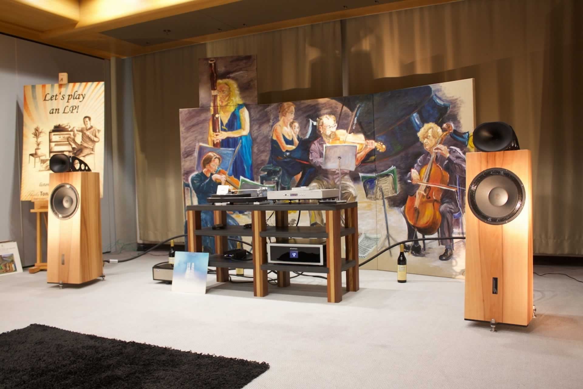 Soundrevolution: Blumenhofers Genuin FS1 und FS2 geben den Ton an, getrieben von einem Sauermann Pure Class A Amp, gefüttert vom NADAC Streamer von Merging, verkabelt von Brandt Audio und auf ein Möbel von Yann Bovy gestellt. www.soundrevolution.ch