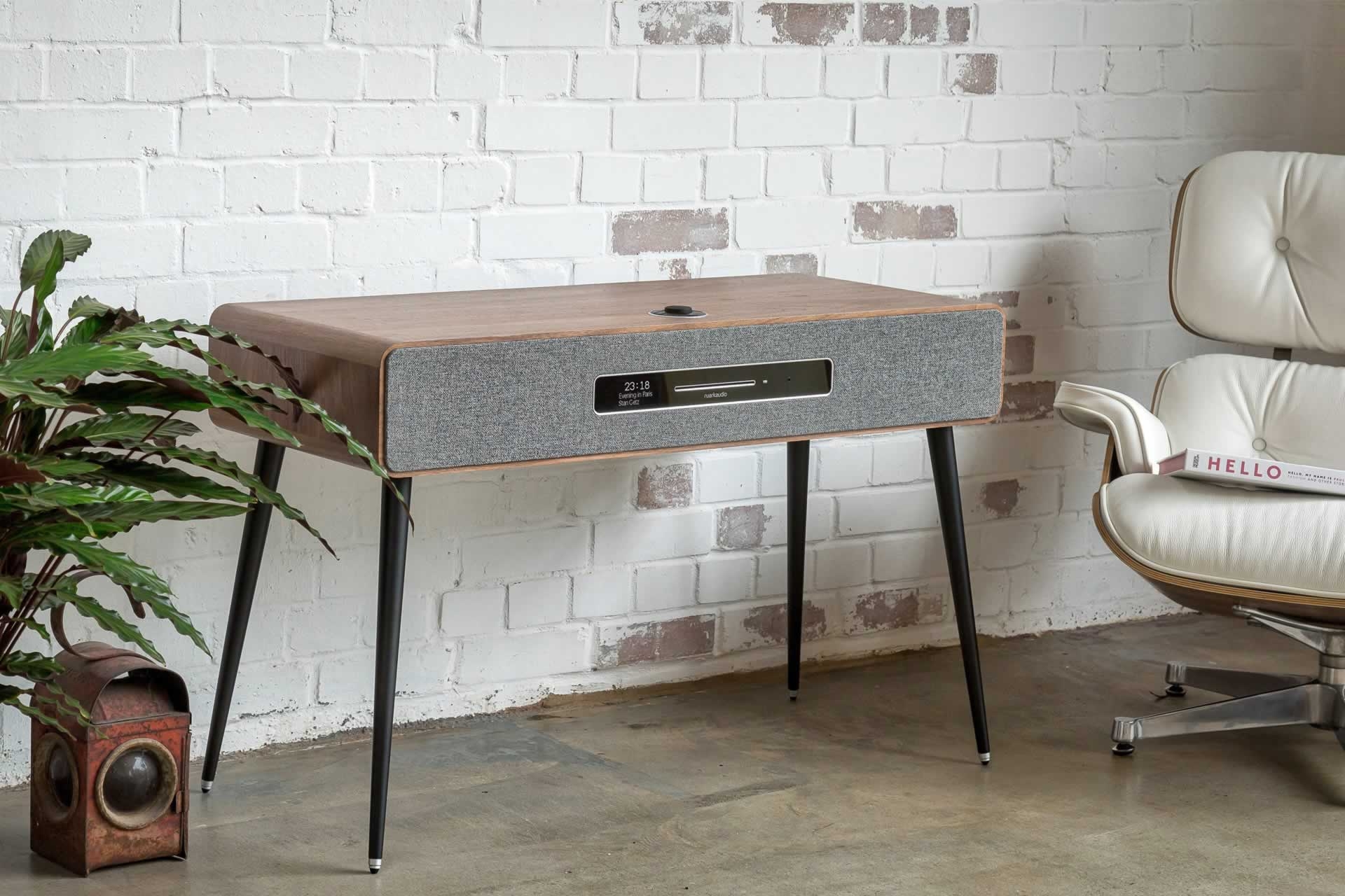Timelessproducts: Ruark Audio’s All-in-One-Systeme im Vintage-Look mit modernster Technik sind ein Eyecatcher in jeder Wohnung. Das neuste R7 MK3 enthält alles, was das moderne Hörer-Herz begehrt. www.timelessproducts.ch