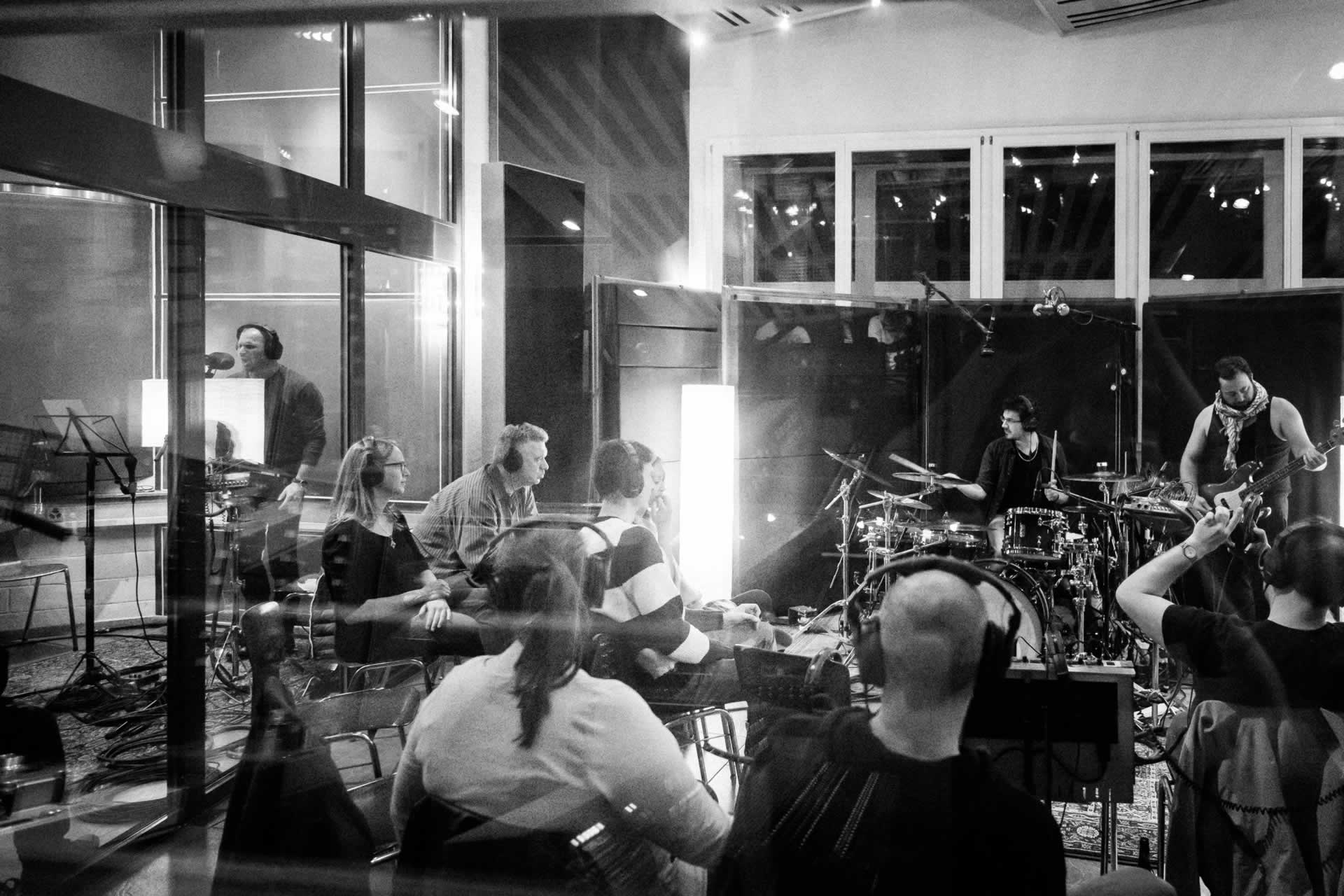 straight2tape: 100 % live – 100 % analog – ohne Computer. Ralph Zünd bringt einen Appetitanreger für sein Aufnahmekonzept ins Schloss, bei dem die Zuschauer hautnah erleben, wie die Musik direkt auf Band gespielt wird. www.2inch-records.ch/straight2tape/
