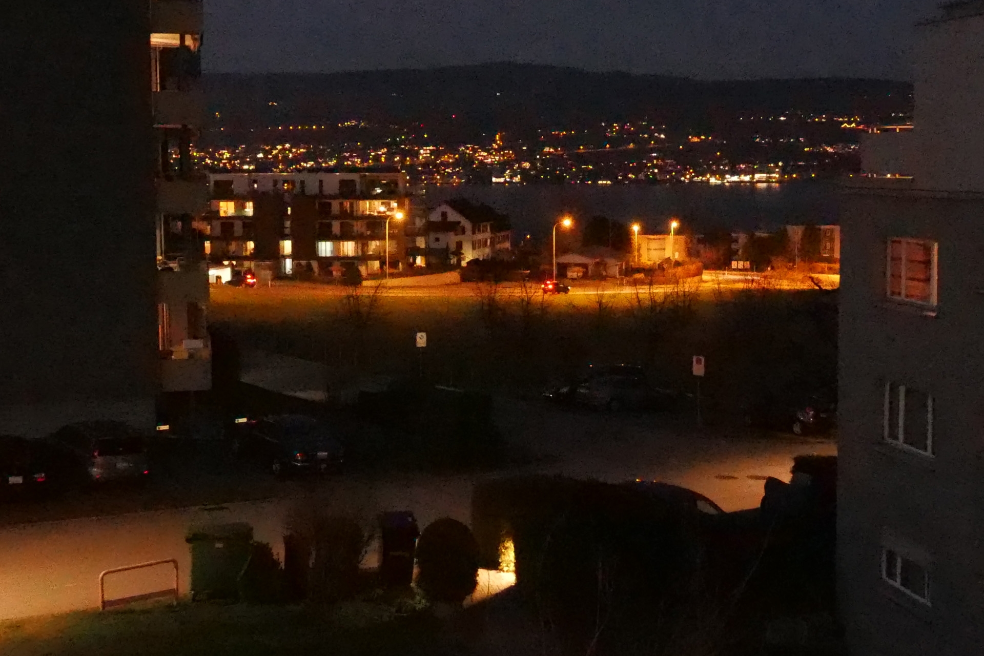 Panasonic Low-Light-Fähigkeit GH5S. Ausschnitt in 100 Prozent Ansicht, ISO 25'600, in dunklen Bereichen ist noch knapp Zeichnung zu erkennen.