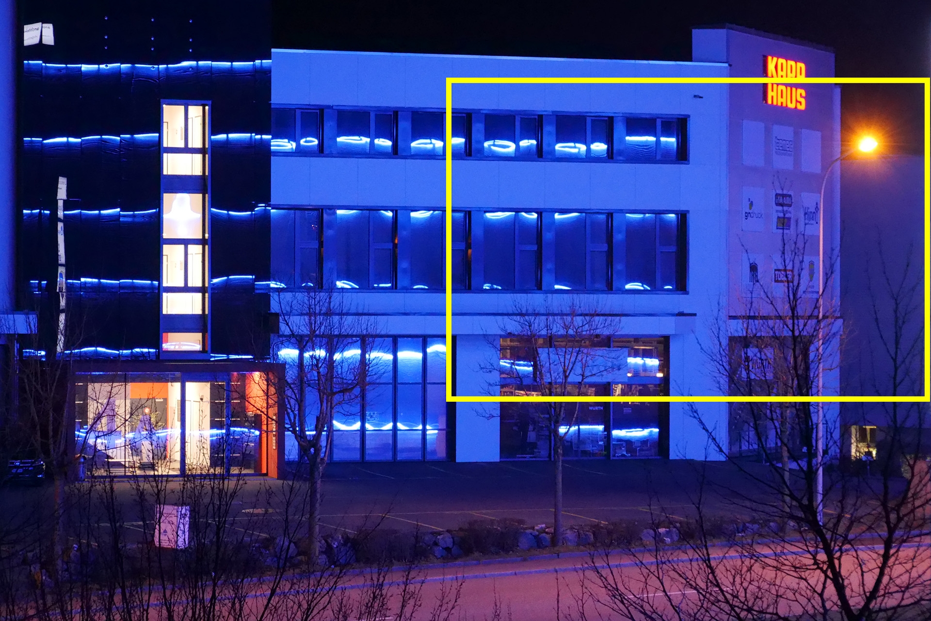 Panasonic Low-Light-Vergleich GH5 vs GH5S. Originalbild mit markiertem Ausschnitt, der in 100 Prozent Ansicht verglichen wird. Bildstil natürlich, 1/30 sec. f/5.6, ISO 10'000.