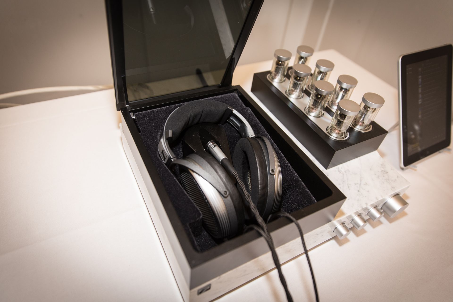 Wer in der illustren Aufzählung den Weltmarktführer vermisste, dem bot Sennheiser aus Deutschland in Raum 8b seinen Elektrostaten HE1 dar.