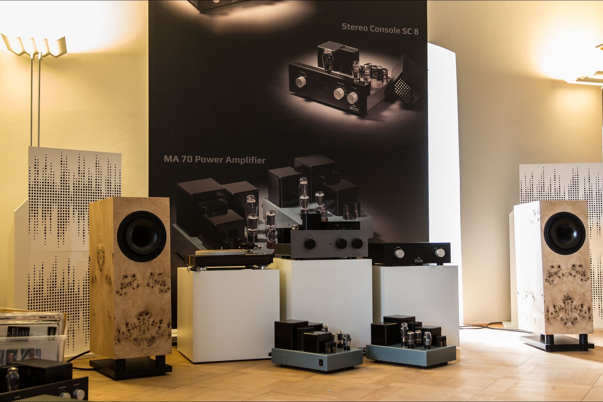 Tobian Sound Systems belebt das gute alte Stereo mit Röhrenendstufen und wirkungsgradstarken Lautsprechern immer wieder aufs Neue.