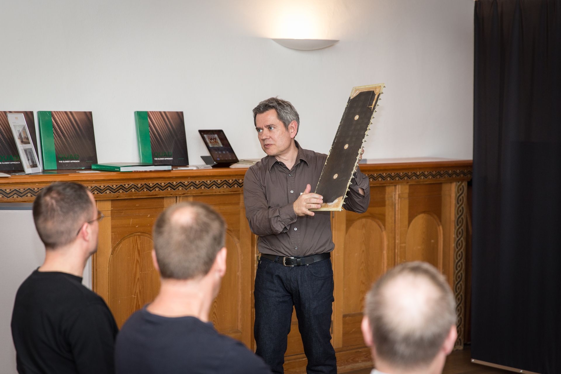Markus Thomann erklärt das Prinzip der Elektrostaten.