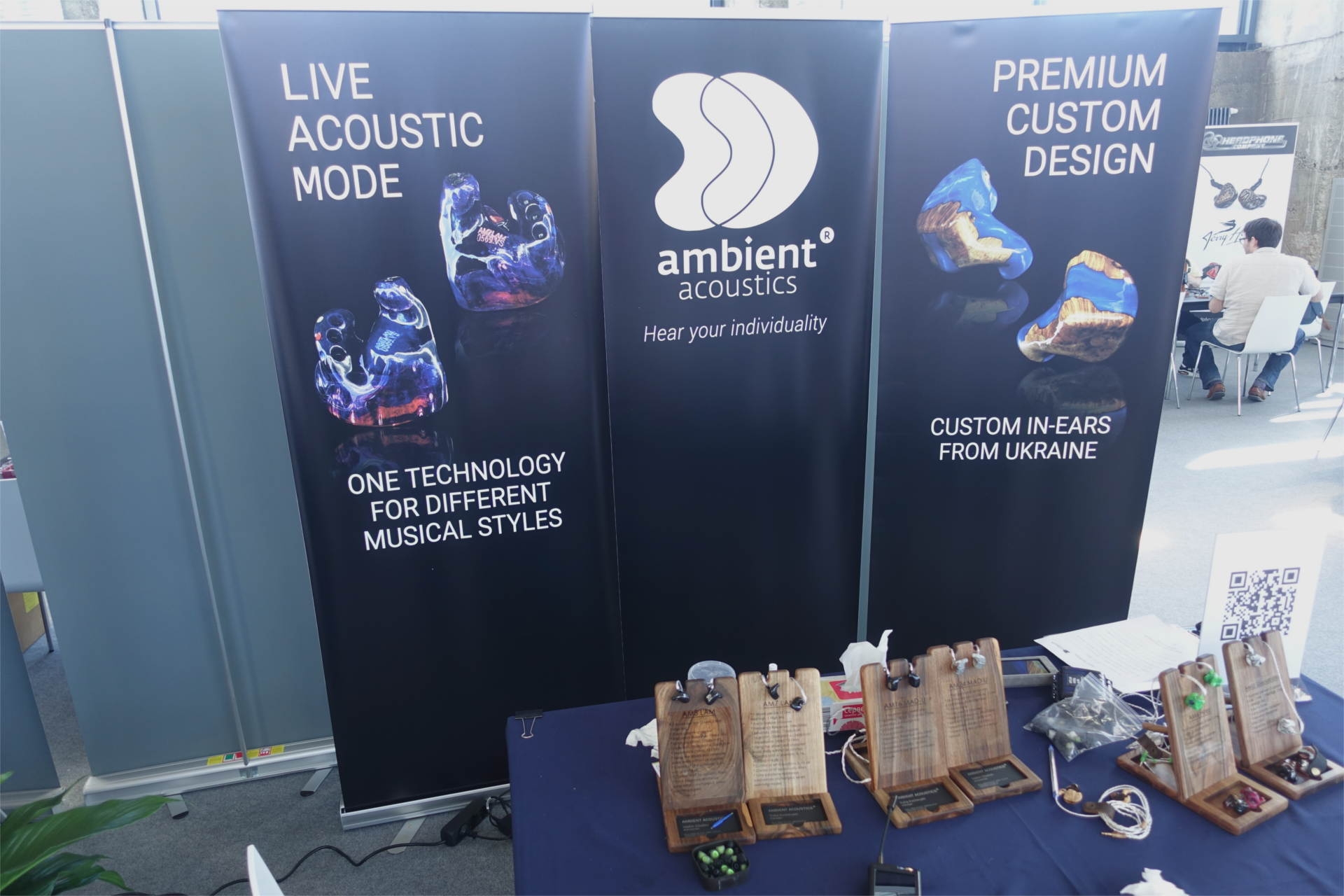 Treiberwahnsinn aus der Ukraine: Der neue Prototyp von Ambient Acoustics verfügt über 24 Treiber. Totaler Blödsinn, wenn er nicht so wunderbar klingen würde. Detailliert, transparent, mit einer nahezu unerreichten Klarheit.