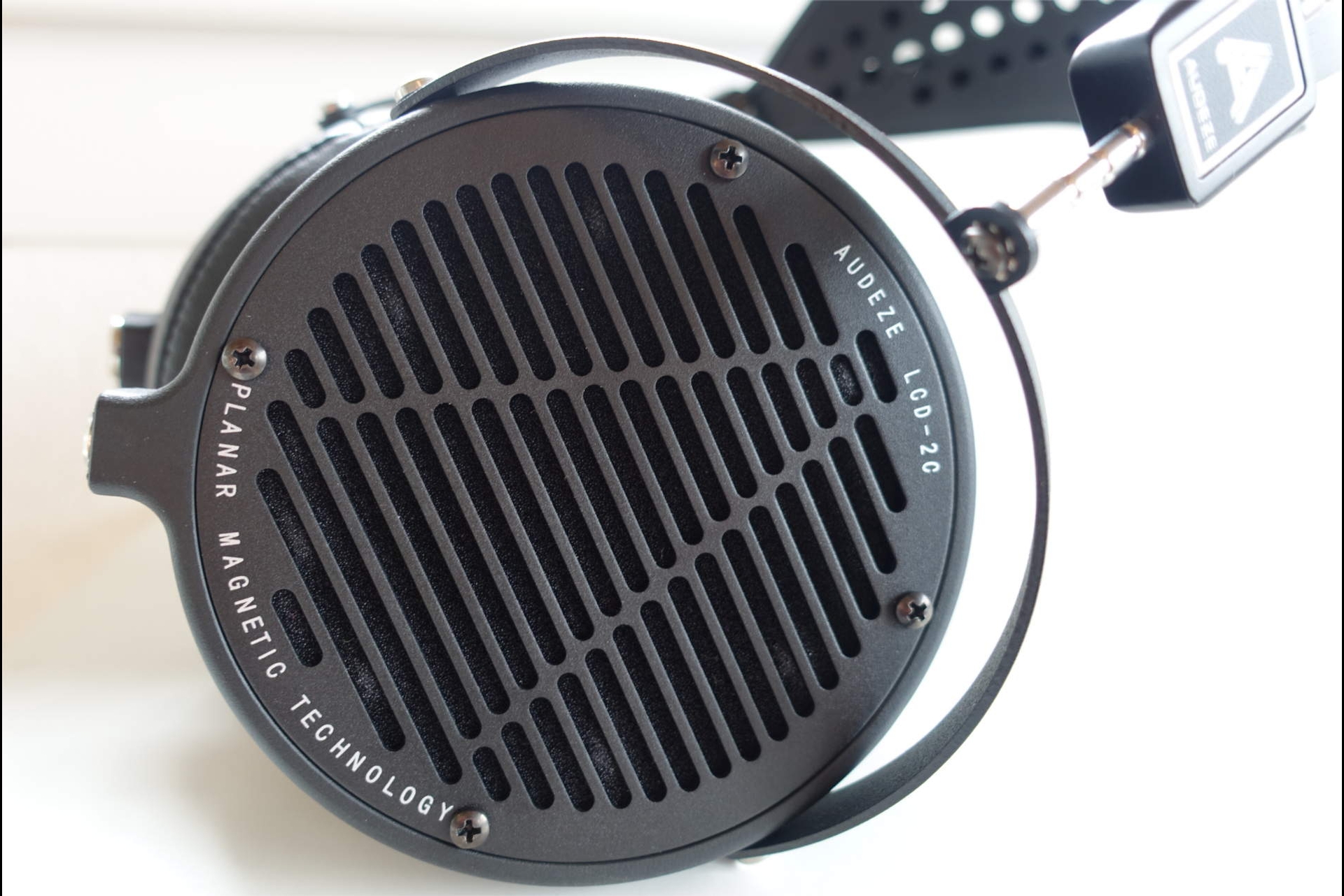 LCD-2 Classic: Wie schon im Namen angedeutet, bleibt Audeze hier dem altbewährten offenen Kopfhörerdesign treu.