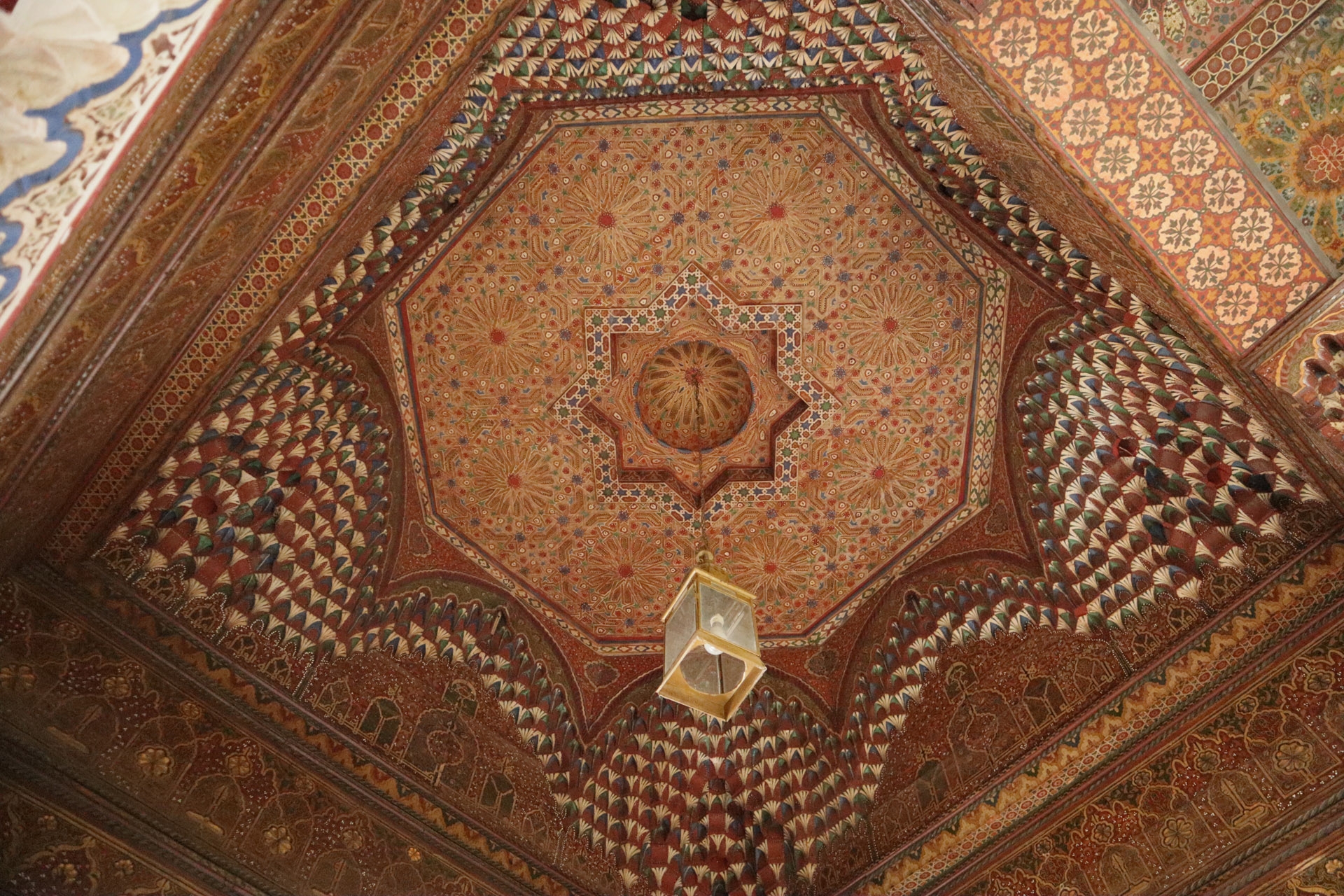 Canon EOS M50, Foto 12, 24 mm, f/3.5, 1/50 Sek., ISO 6400. Im Bahia Palais.