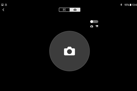 Canon EOS M50. Im stromsparenden Bluetooth-Betrieb dient das Smartphone als einfacher Auslöser für Foto- und Videoaufnahmen.