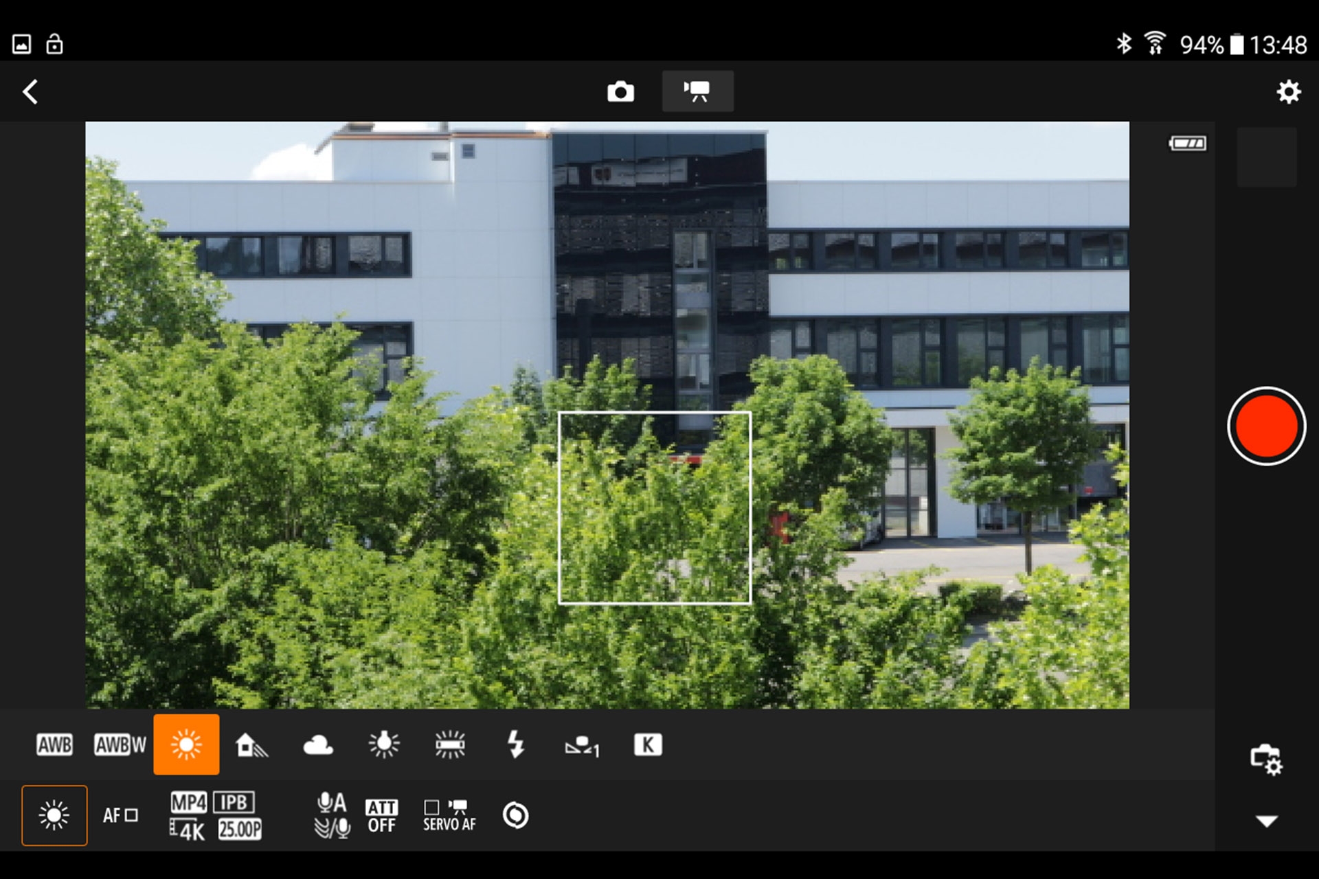 Canon EOS M50. Für die Fernsteuerung mit Live-Bildvorschau am Smartphone wird auf WiFi-Betrieb umgeschaltet. Dann lassen sich auch viele Kamera-Einstellungen per Smartphone steuern.