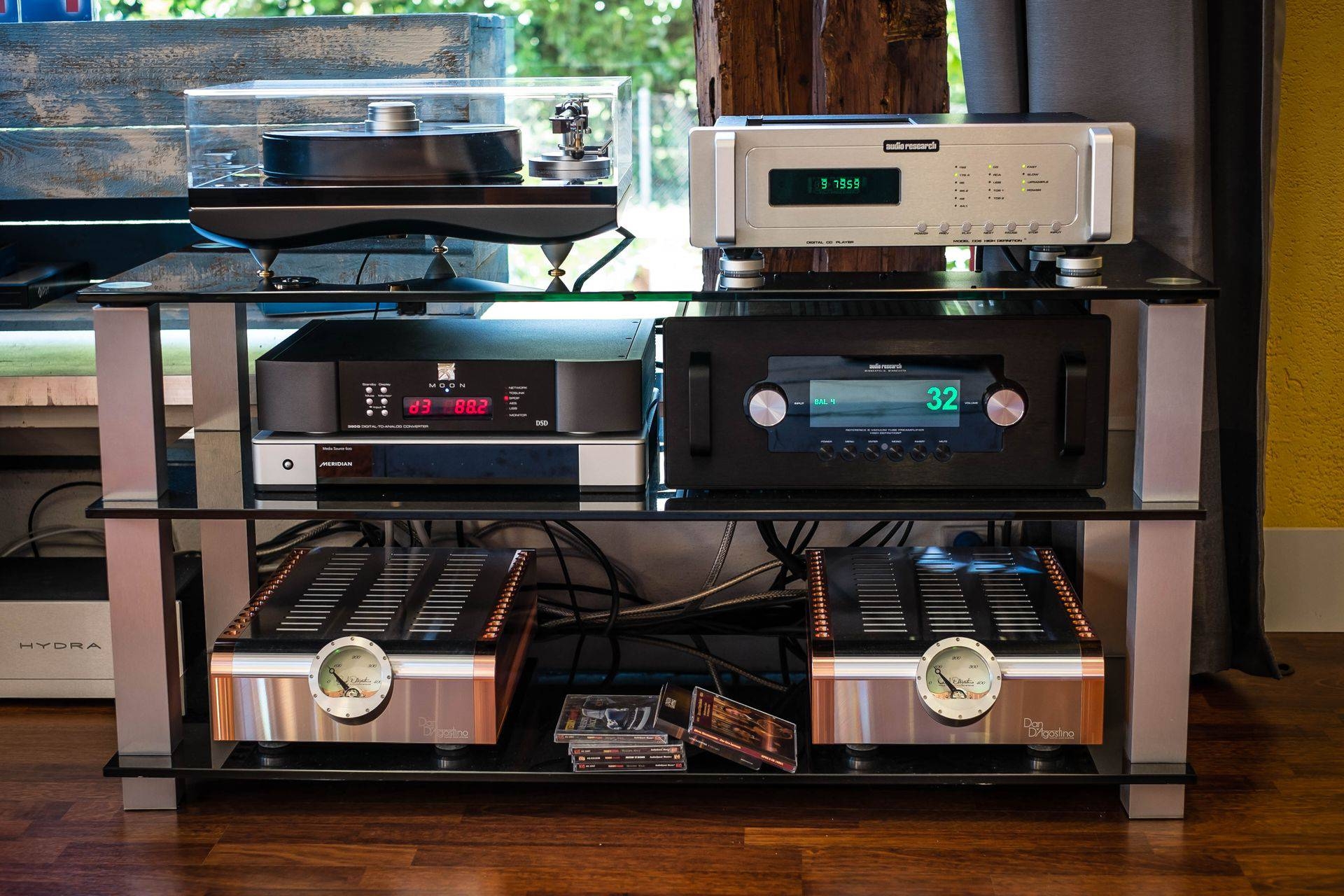 Elektronik vom Feinsten: CD-Spieler und Röhrenvorstufe von Audio Research. Media Server von Meridian. DA-Wandler von Moon. Mono-Endstufen von D'Agostino.