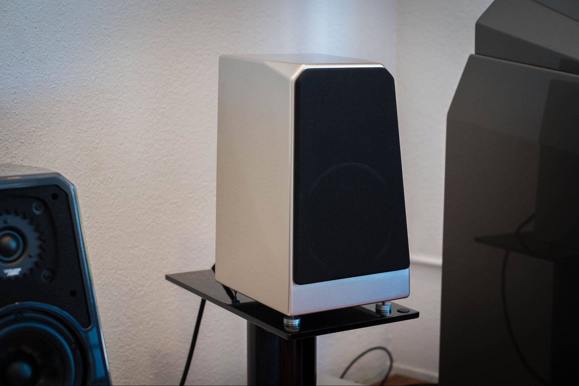 TuneTot in Silber mit der Abdeckung montiert. Auch TuneTot kann phasenoptimiert werden, durch Neigung über das Verstellen der Spikes.