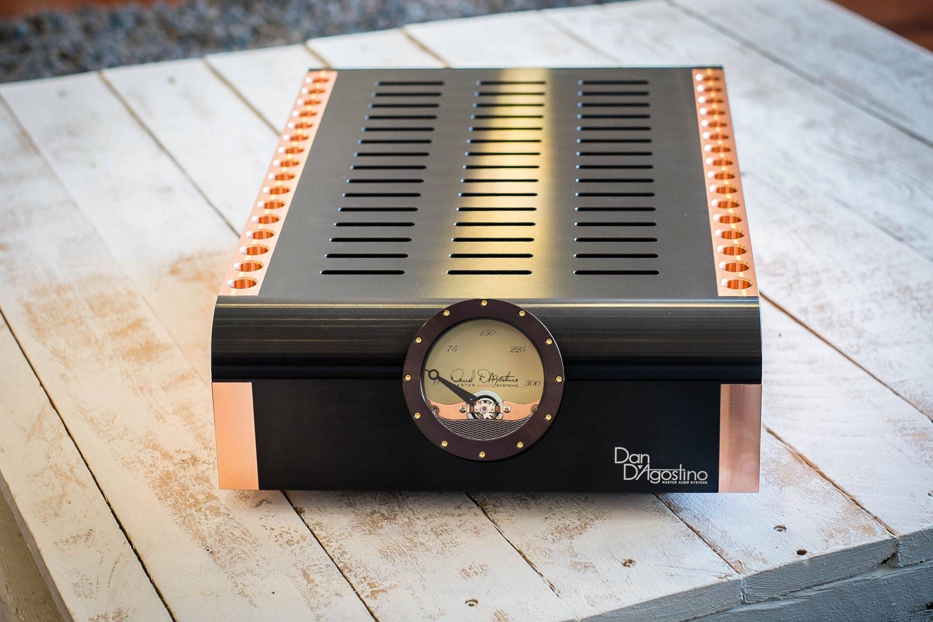Die Momentum 400 Monoendstufe von Dan D'Agostino: 400 Watt, 41 kg und 35'900 CHF... pro Stück.